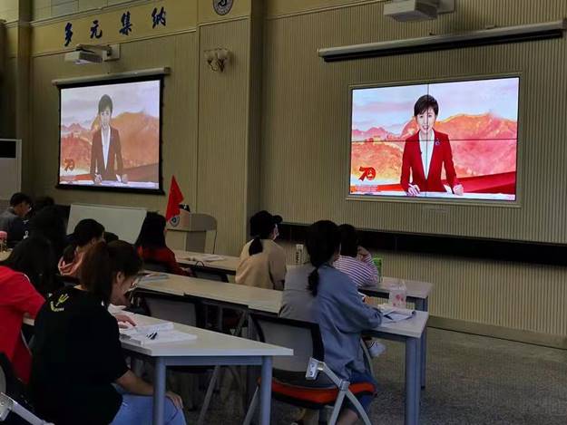 http://www.xaiu.edu.cn/__local/4/ED/0A/E150D9A26038292FBD2F897BF54_001AB672_116B7.jpg